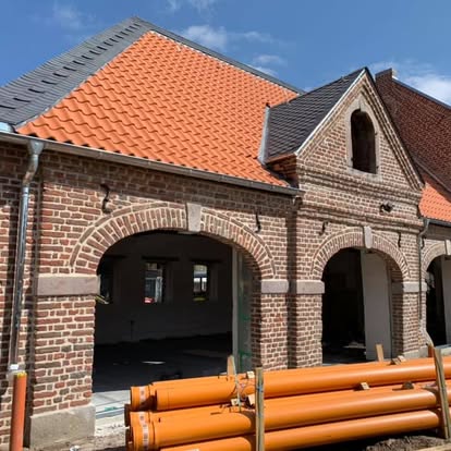 Roter Ziegelspeicher mit orangefarbenem Dach und offenen Bogenarchitekturen welches neu verfugt wurde