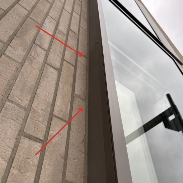Silikon Fuge an einem Fensterrahmen 