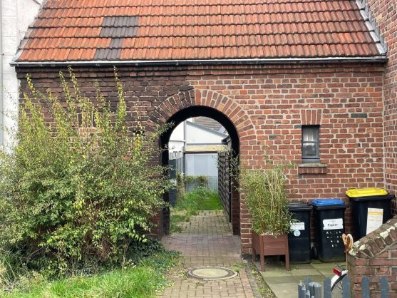 Fassade bei der einen Seite gesandstrahlt wurde und eine nicht 