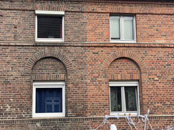 Fassade bei der einen Seite gesandstrahlt wurde und eine nicht 