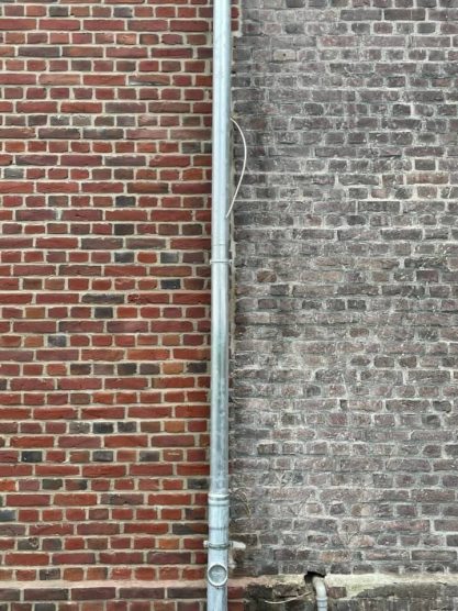 Fassade bei der einen Seite gesandstrahlt wurde und eine nicht 
