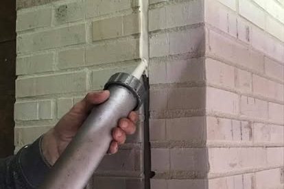 Fuge wird mit Silikon gefüllt 
