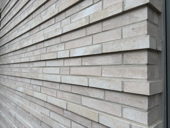 Helle Klinkerrriemchen an einer Fassade