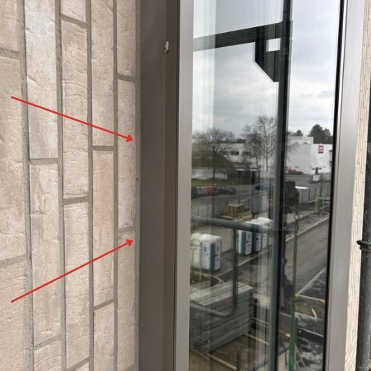 Silikon Fuge an einem Fensterrahmen 