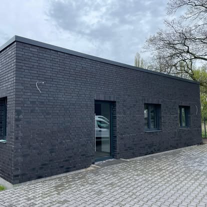 Graue Klinkerriemchen an einer Fassade